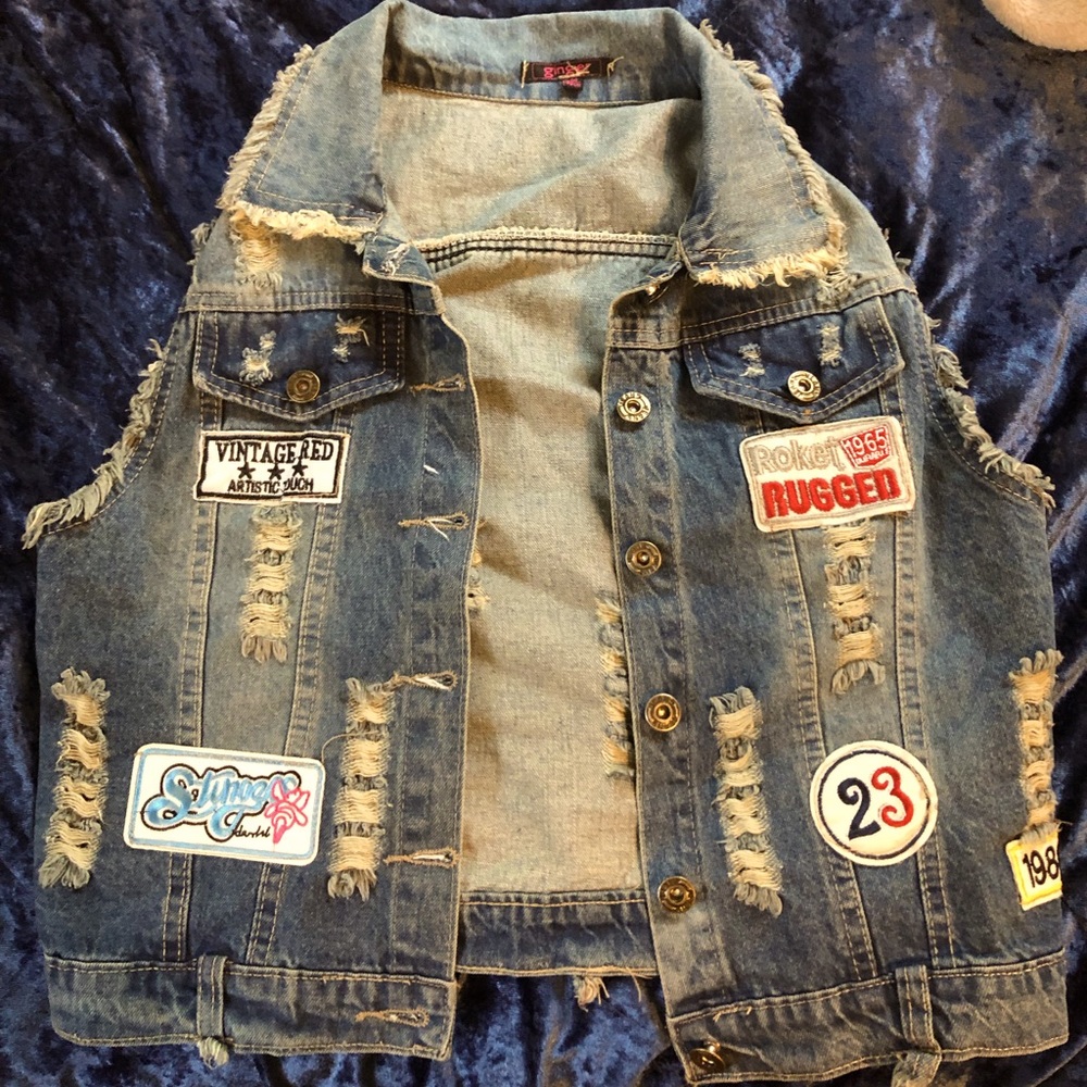 Cropped sleeveless denim jacket
